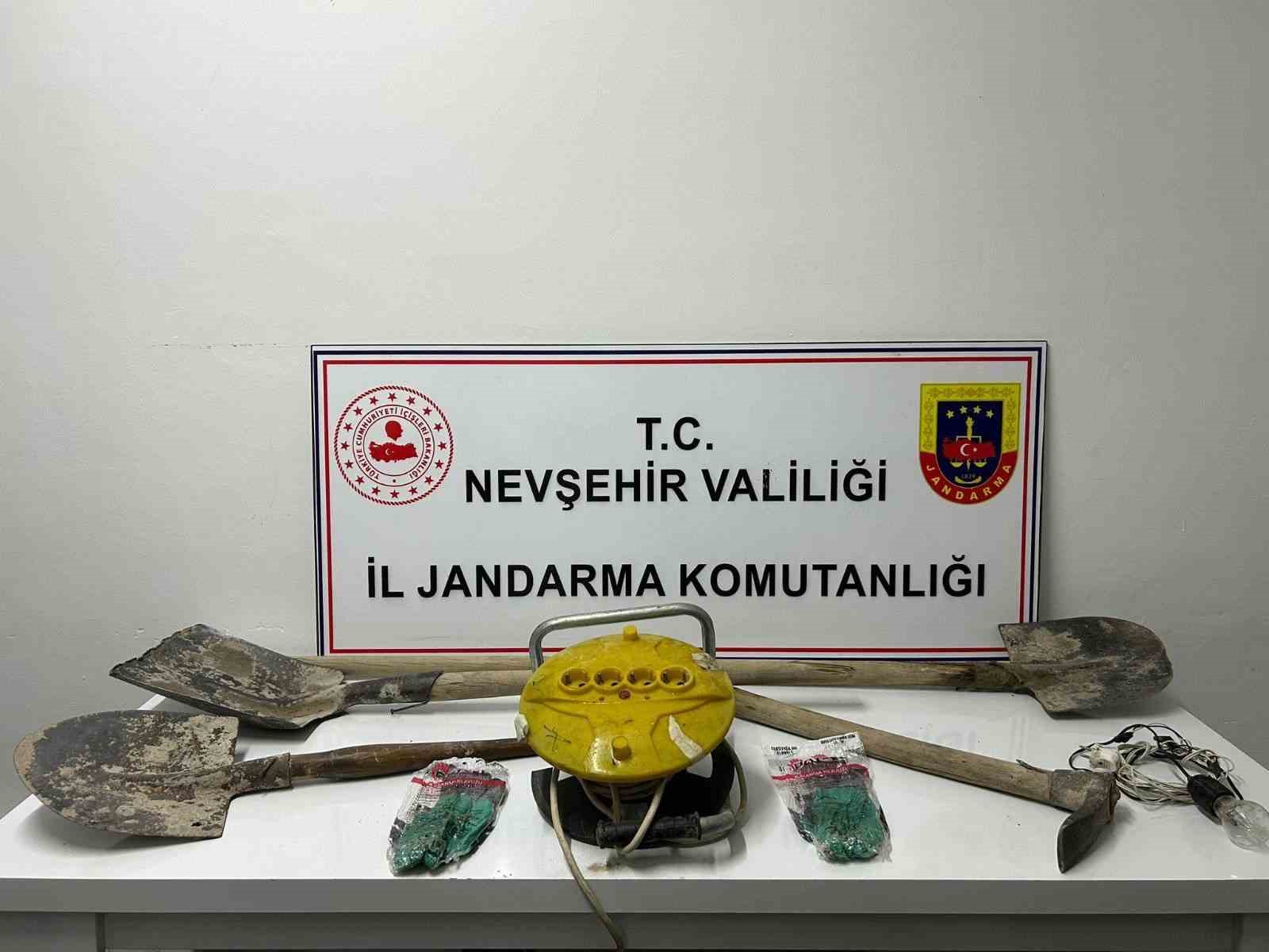 Kaçak kazı yaparken suçüstü yakalandılar
Kaçak kazı yaparken suçüstü yakalandılar