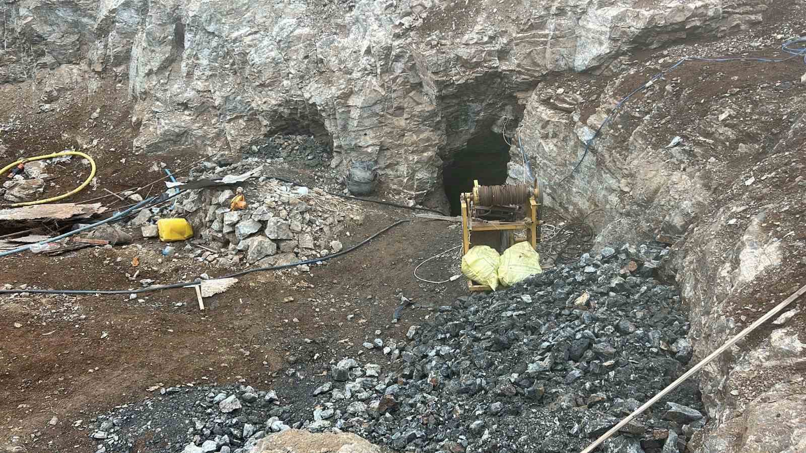 Kaçak krom madeni çıkaran 2 şahsı jandarma ekipleri yakaladı
