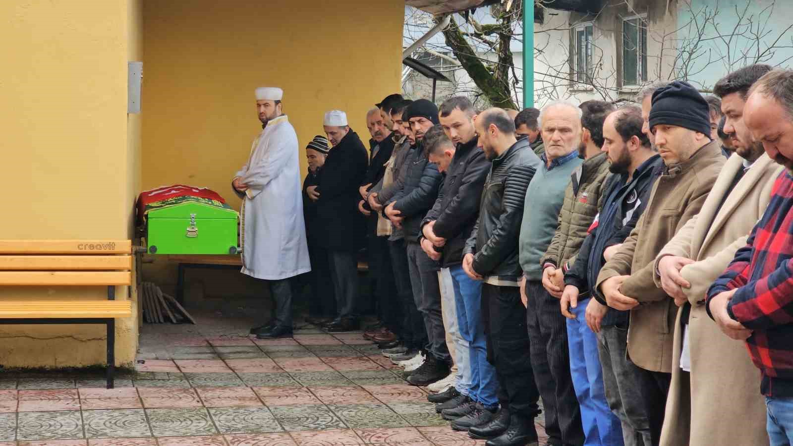 Kaçak maden ocağında ölen işçi toprağa verildi
