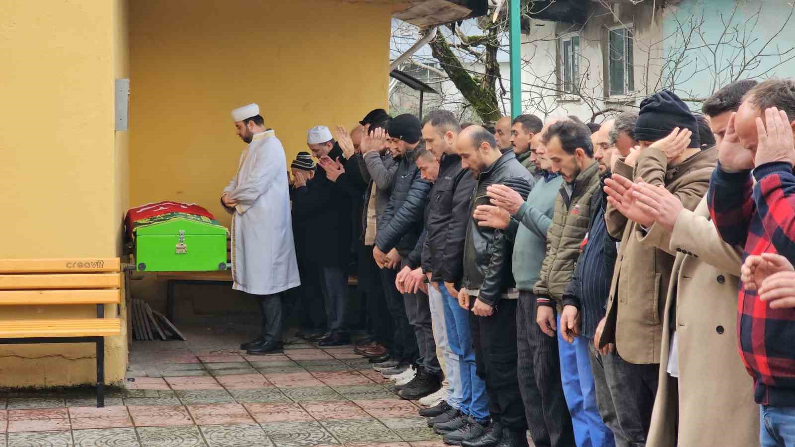 Kaçak maden ocağında ölen işçi toprağa verildi
