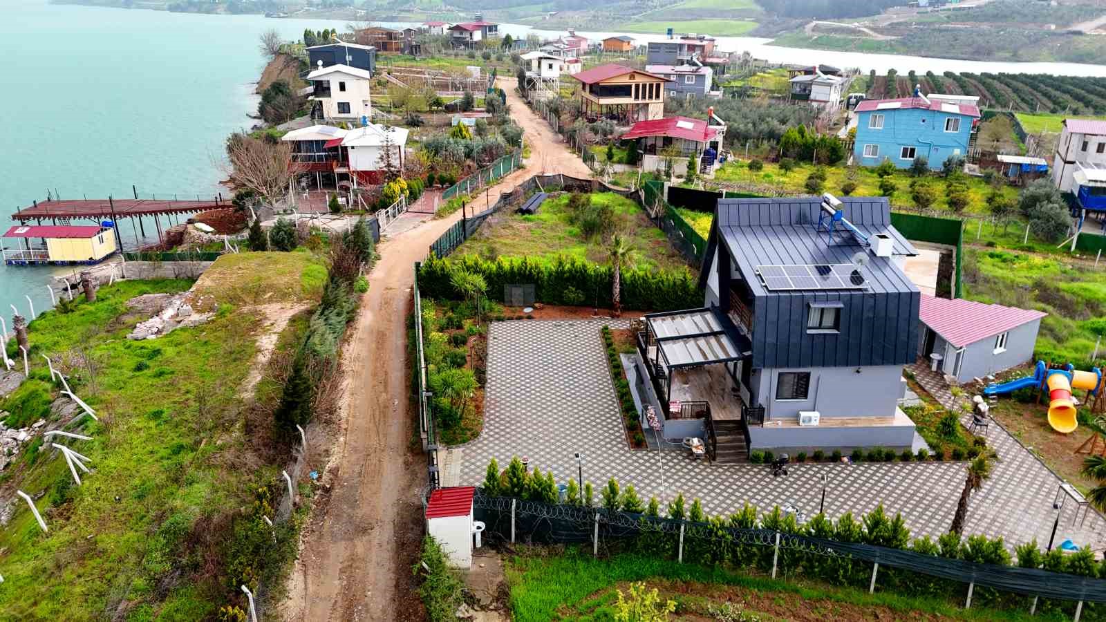 Kaçak yapı gerekçesiyle yıkım kararı verilen göl kenarındaki mahallede protesto
Kaçak yapı gerekçesiyle yıkım kararı verilen göl kenarındaki mahallede protesto