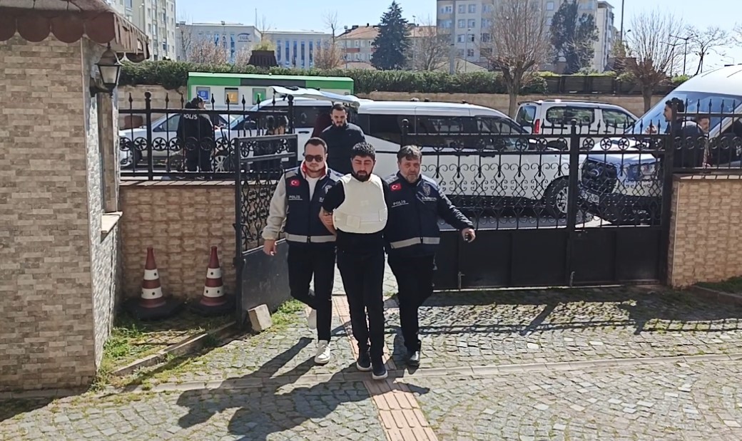 Kaçan gence kurşun yağdıran şahıs tutuklandı
Kaçan gence kurşun yağdıran şahıs tutuklandı