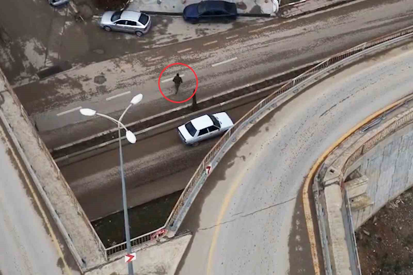 Kaçış planı işe yaramadı, koşarak araç değiştirdi yine yakalandı
