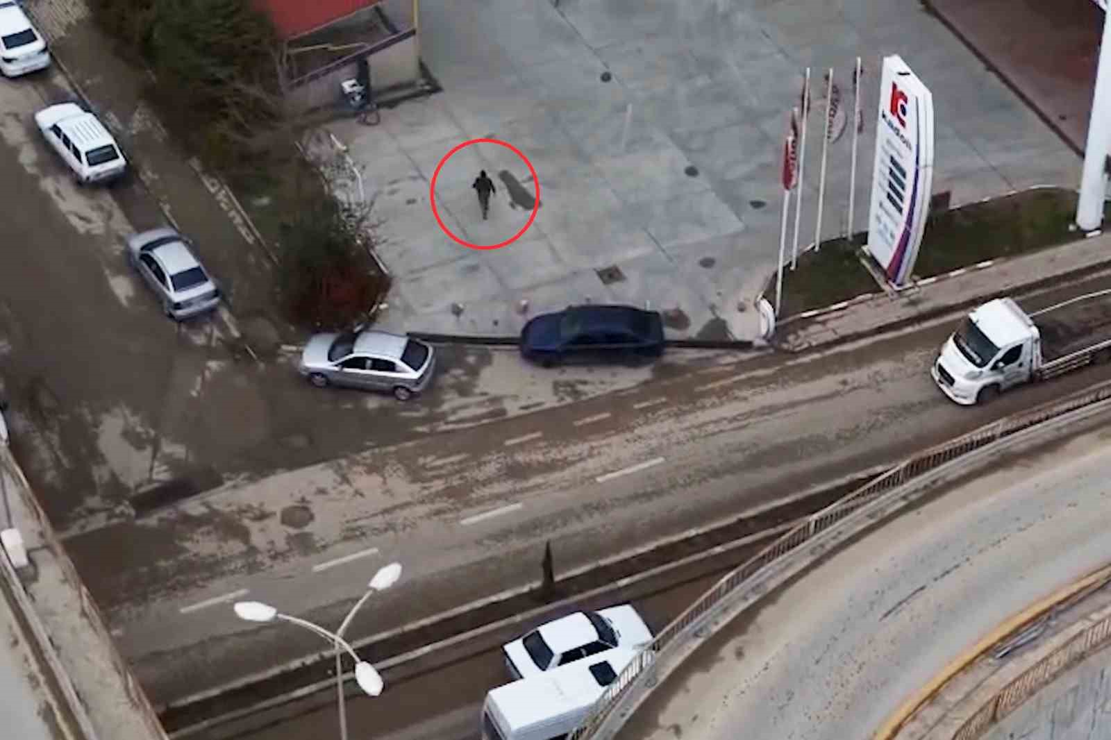 Kaçış planı işe yaramadı, koşarak araç değiştirdi yine yakalandı
