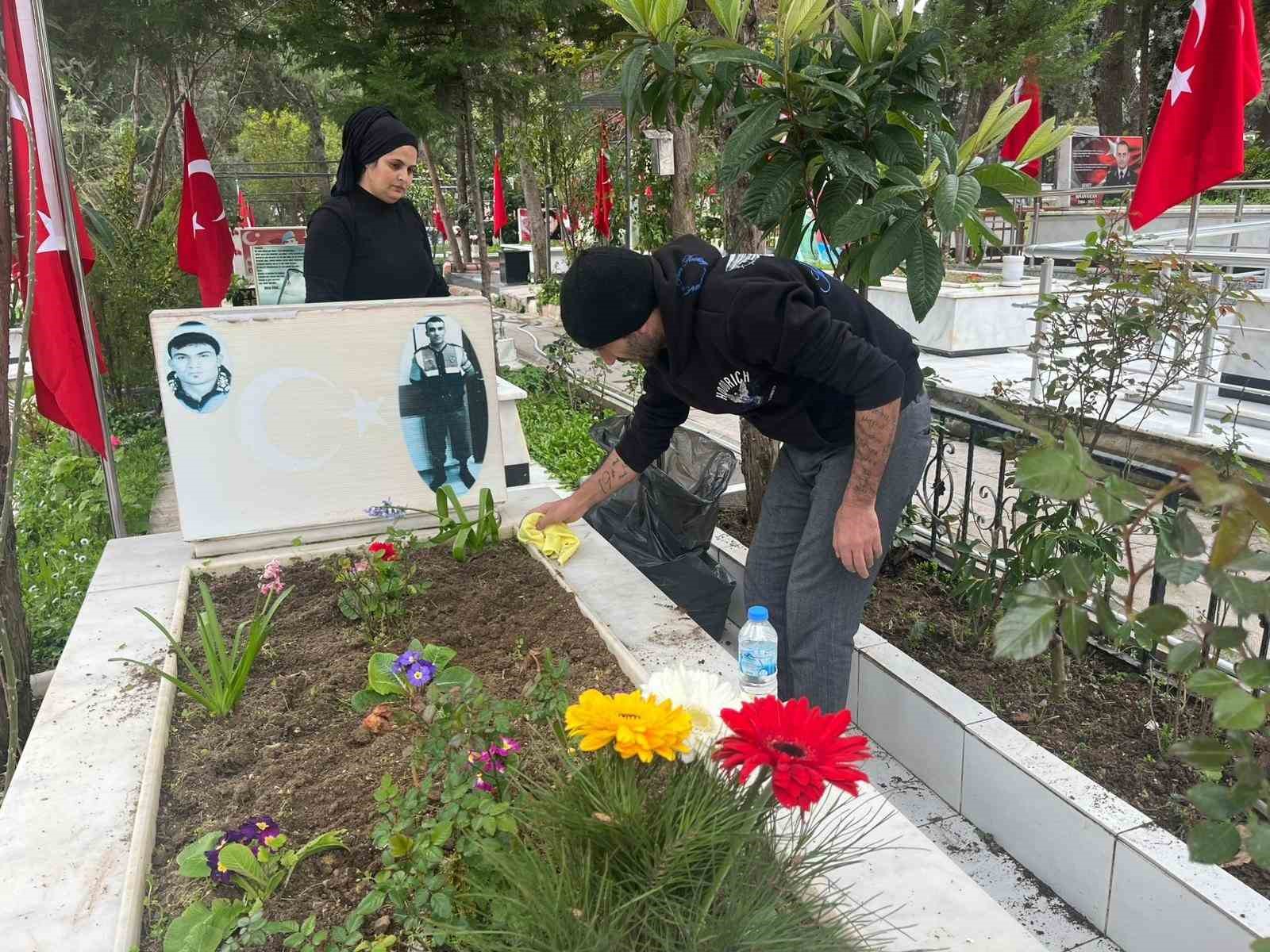Kadifekale Hava Şehitliği’nde bayram öncesi ziyareti

