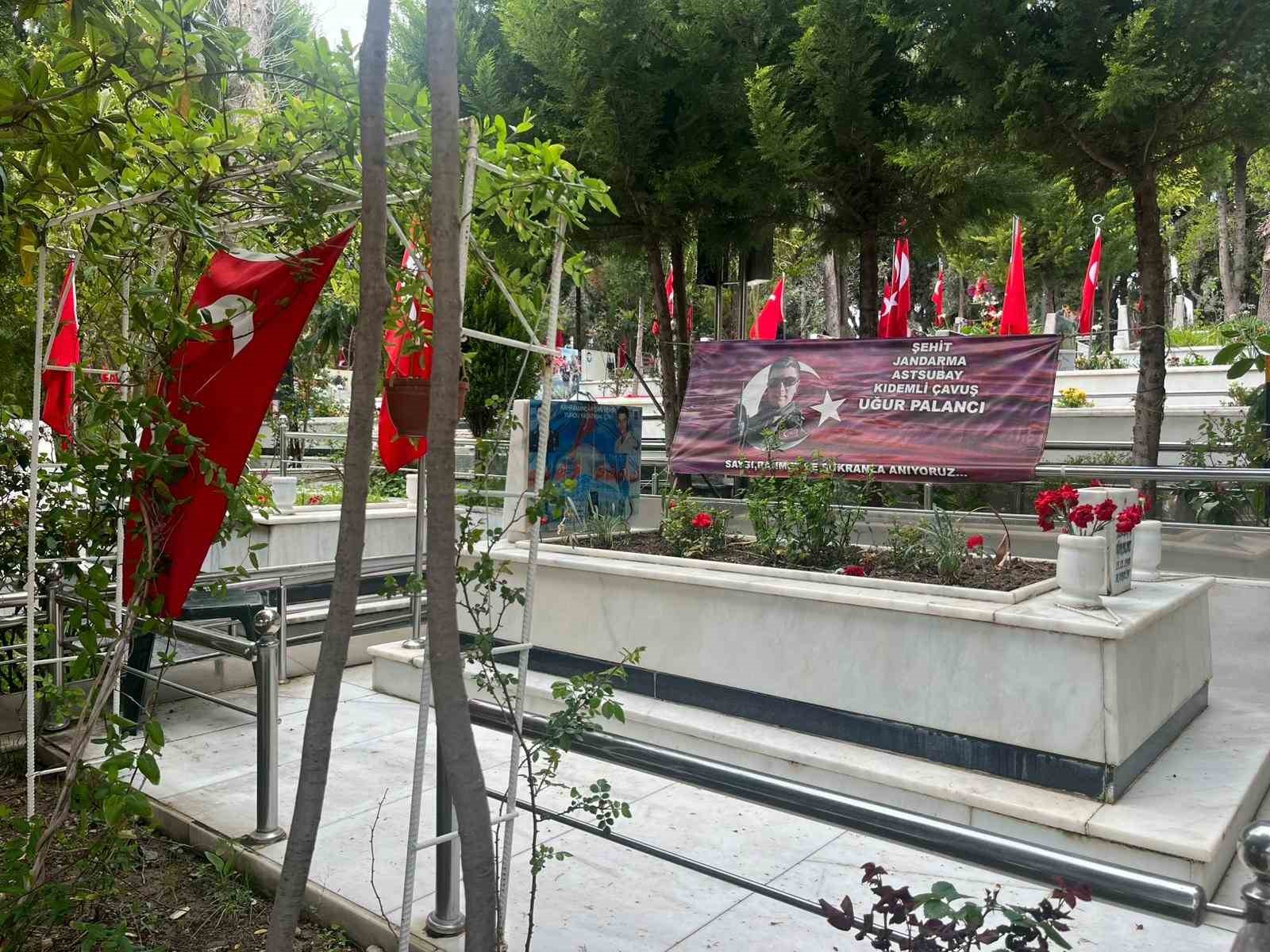 Kadifekale Hava Şehitliği’nde bayram öncesi ziyareti
