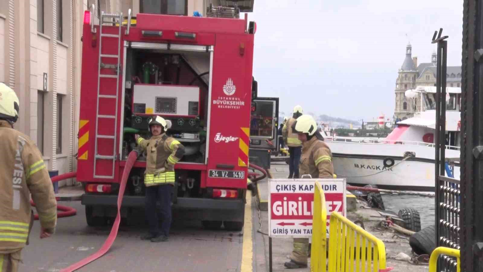 Kadıköy İskelesi’nde çıkan tekne yangını paniğe neden oldu
