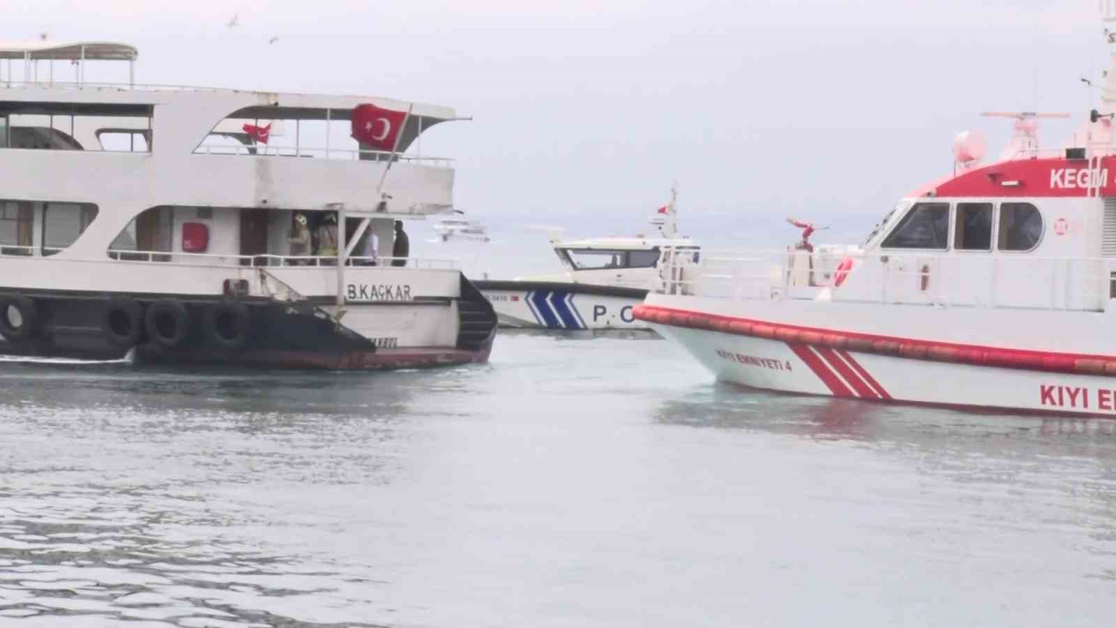Kadıköy İskelesi’nde çıkan tekne yangını paniğe neden oldu
