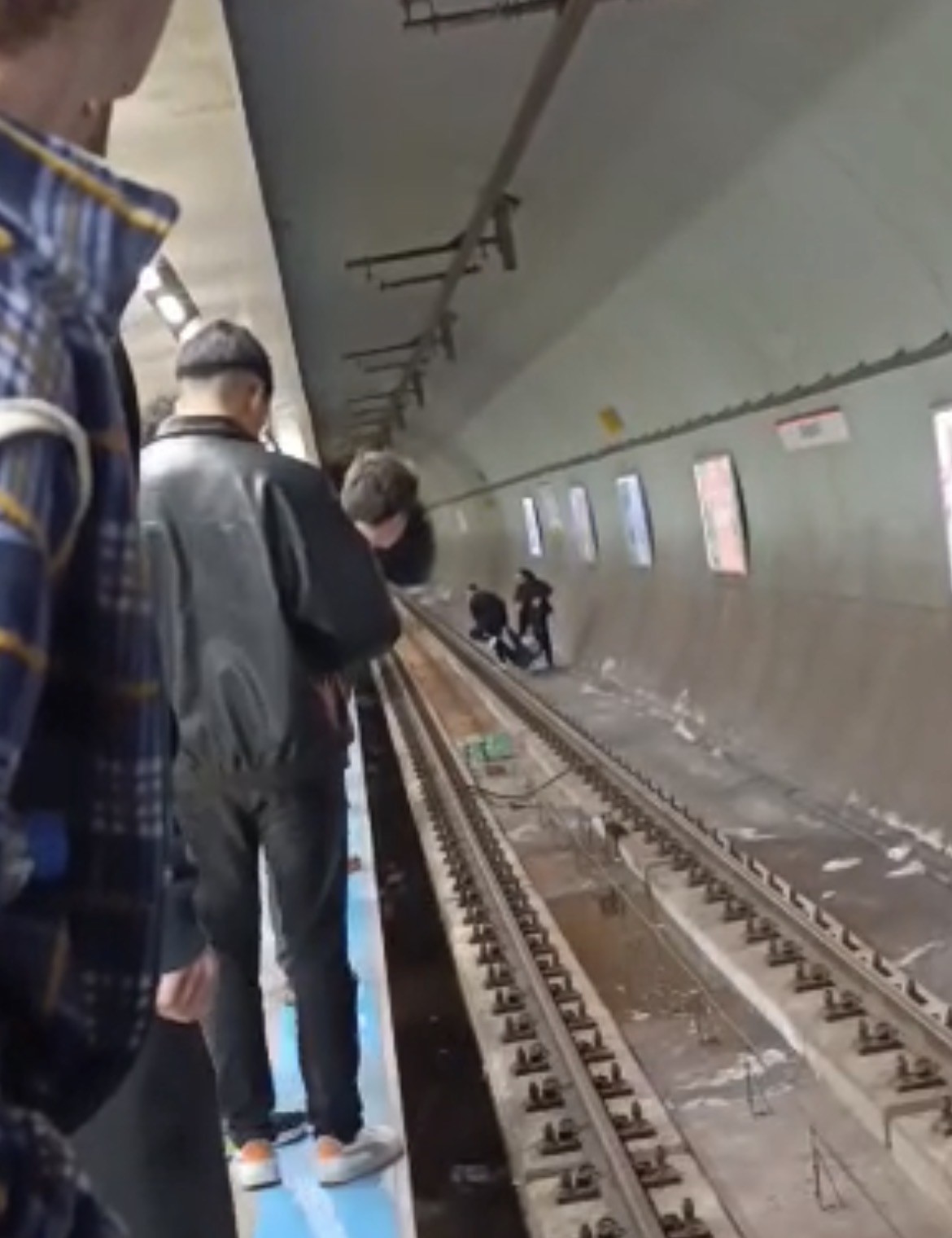 Kadıköy metro istasyonunda intihar girişimi vatandaşlar tarafından engellendi
