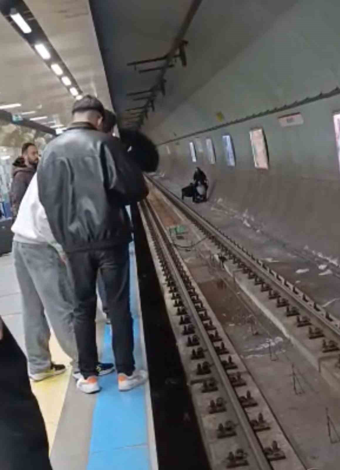 Kadıköy metro istasyonunda intihar girişimi vatandaşlar tarafından engellendi
