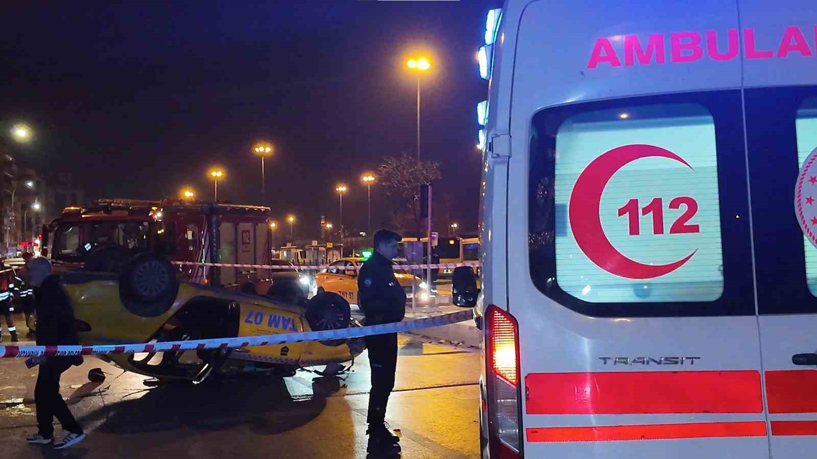 Kadıköy Rıhtım’da taksi takla attı: 2 yaralı
