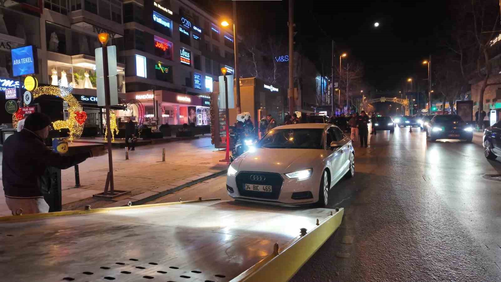 Kadıköy sahil yolunda makas pahalıya patladı: 90 bin lira ceza, ehliyete el konuldu
