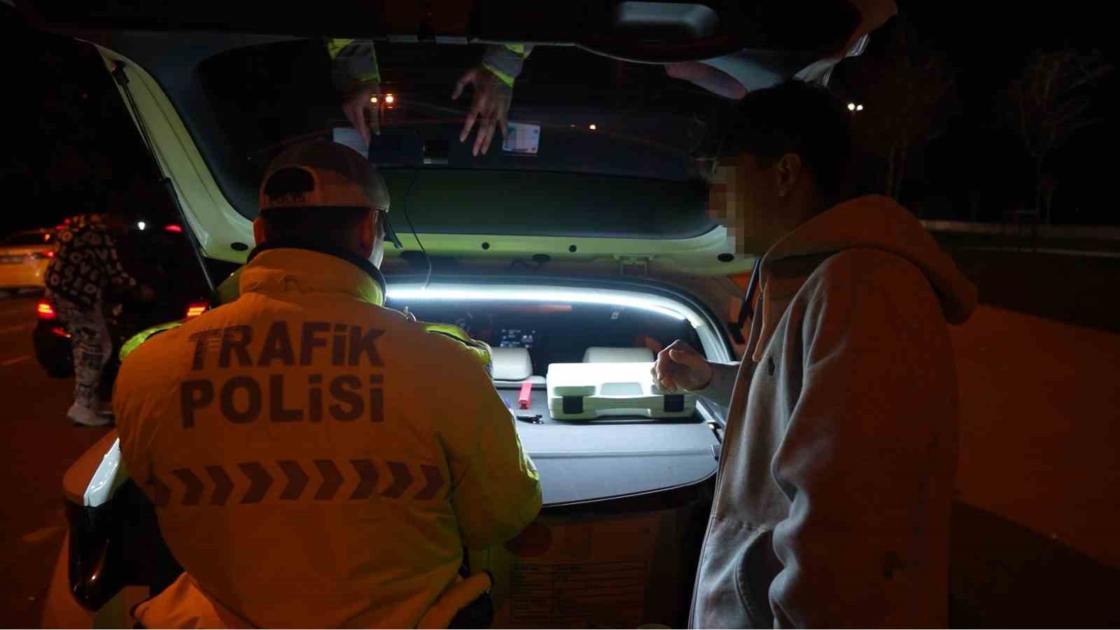 Kadıköy’de abartı egzoz denetimi: Araçlara ceza yağdı
