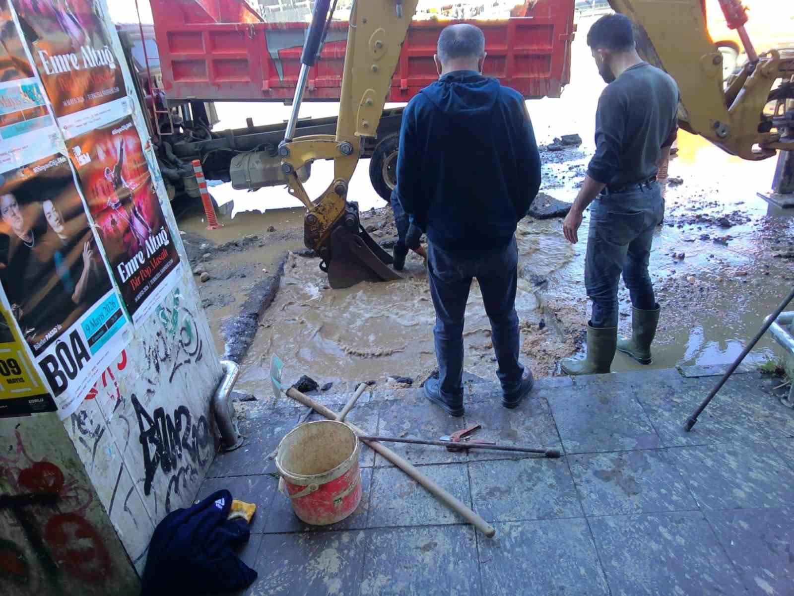 Kadıköy’de ait su borusu patladı, yollar göle döndü
