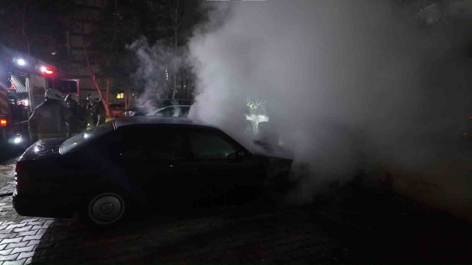 Kadıköy’de apartman otoparkında otomobil alev aldı
