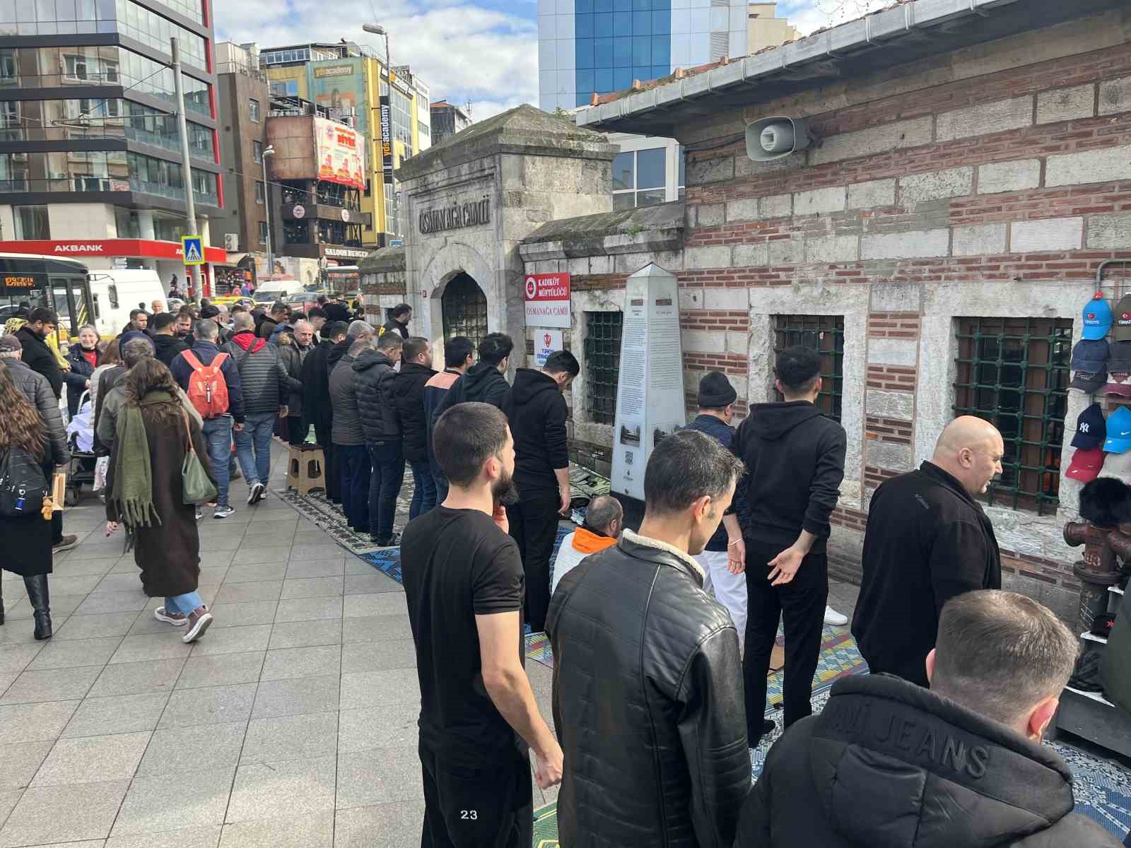 Kadıköy’de cami cemaati mağduriyeti: Namazı sokaklarda kılıyorlar
