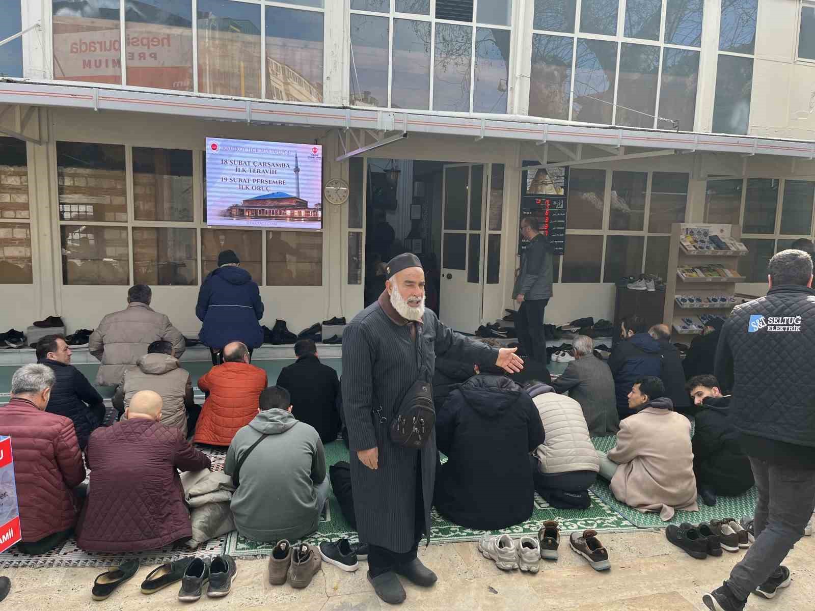 Kadıköy’de cami cemaati mağduriyeti: Namazı sokaklarda kılıyorlar
