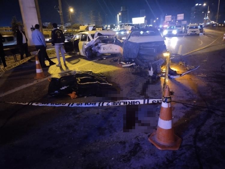Kadıköy’de emniyet şeridindeki sürücüye otomobil çarptı: 1 ölü
