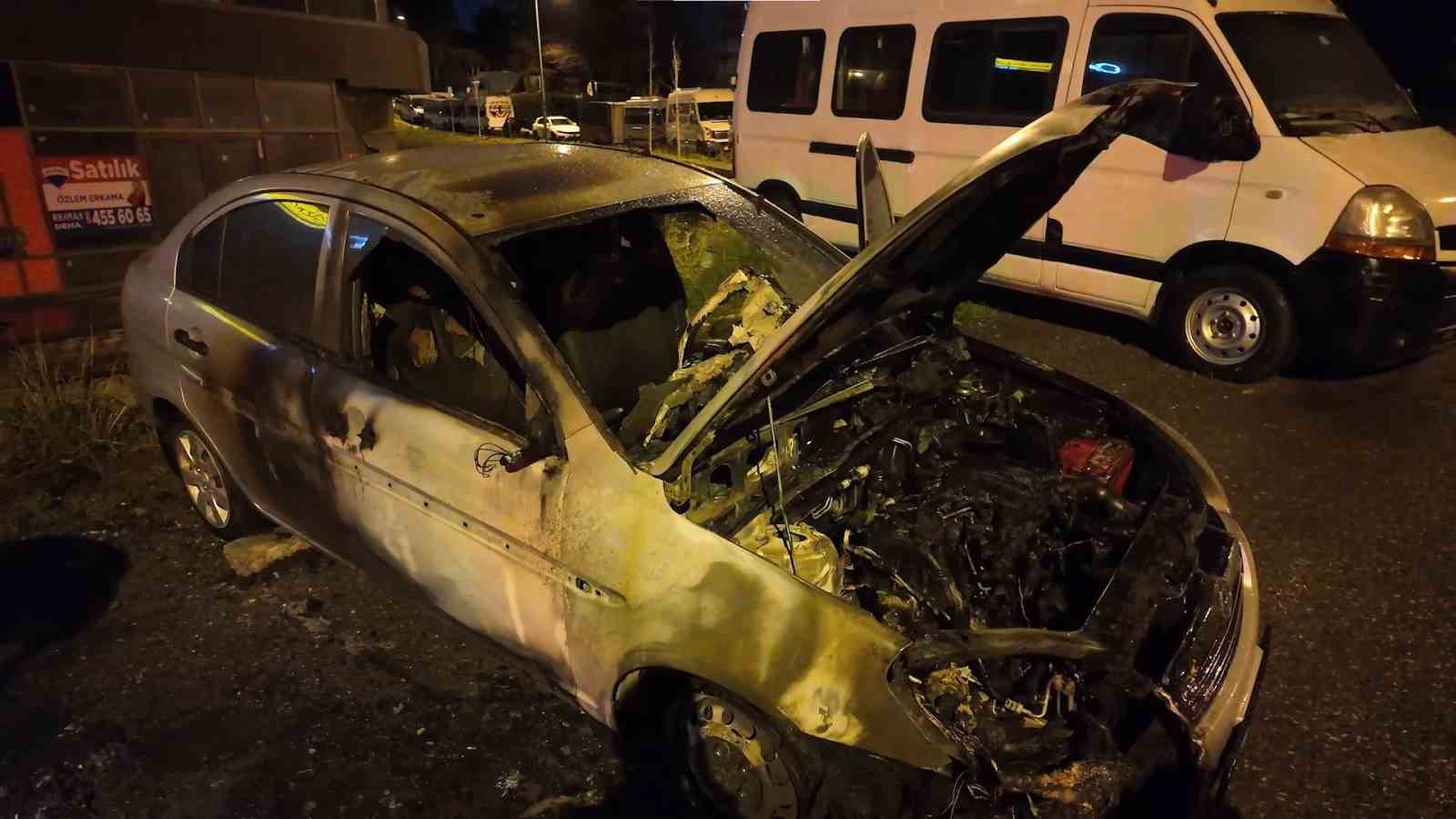 Kadıköy’de korkutan yangın: Motosiklette başladı, otomobile sıçradı
