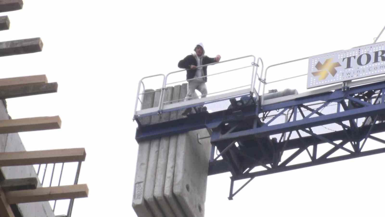 Kadıköy’de maaşlarını alamadıklarını iddia eden inşaat işçileri vinç kulesine çıktı
