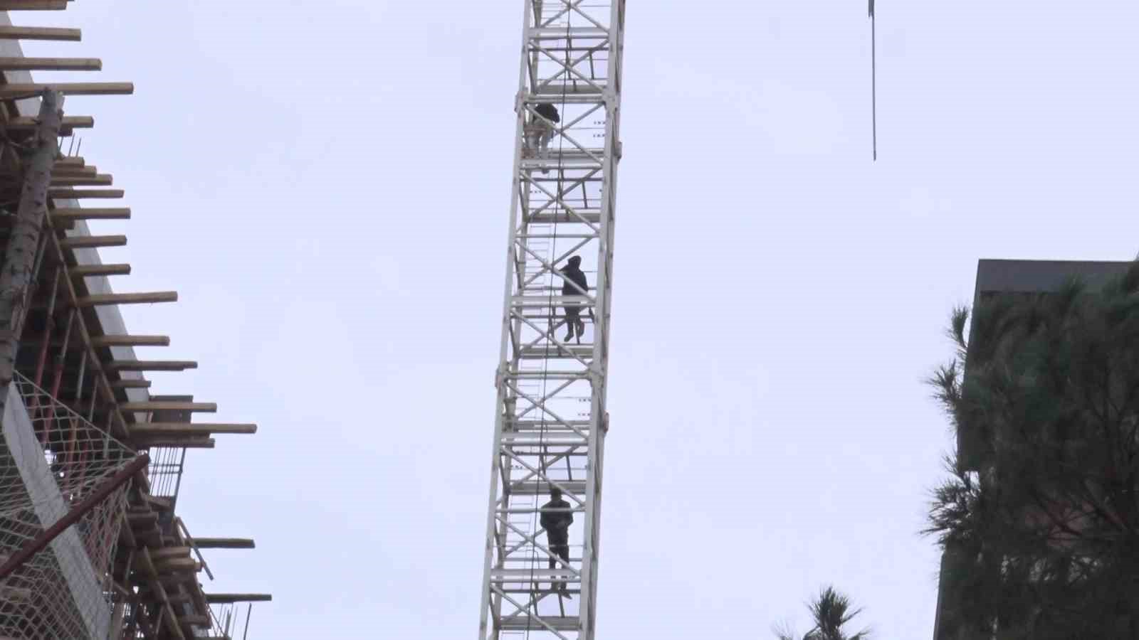 Kadıköy’de maaşlarını alamadıklarını iddia eden inşaat işçileri vinç kulesine çıktı
