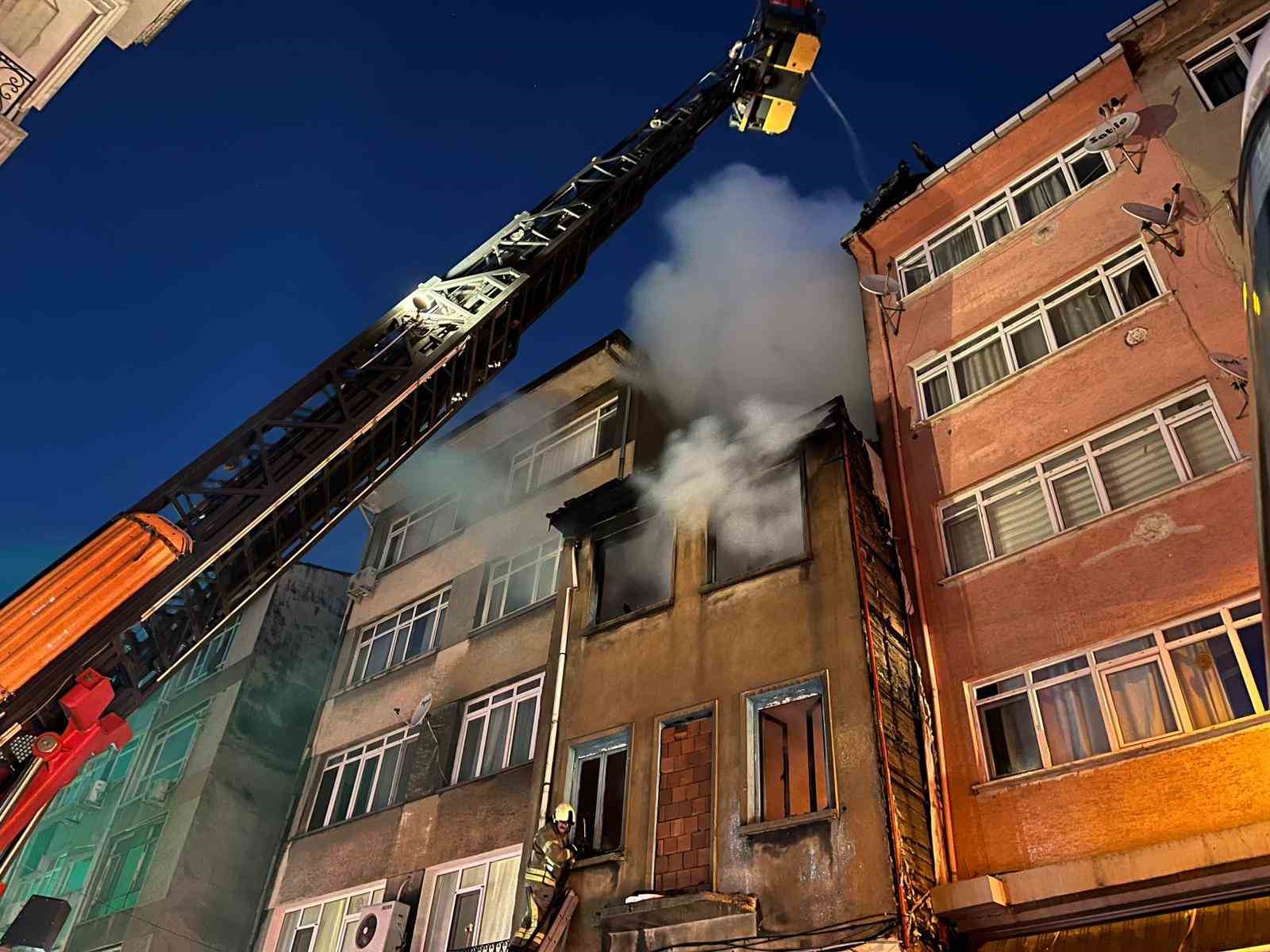 Kadıköy’de metruk binada çıkan yangın korkuttu
