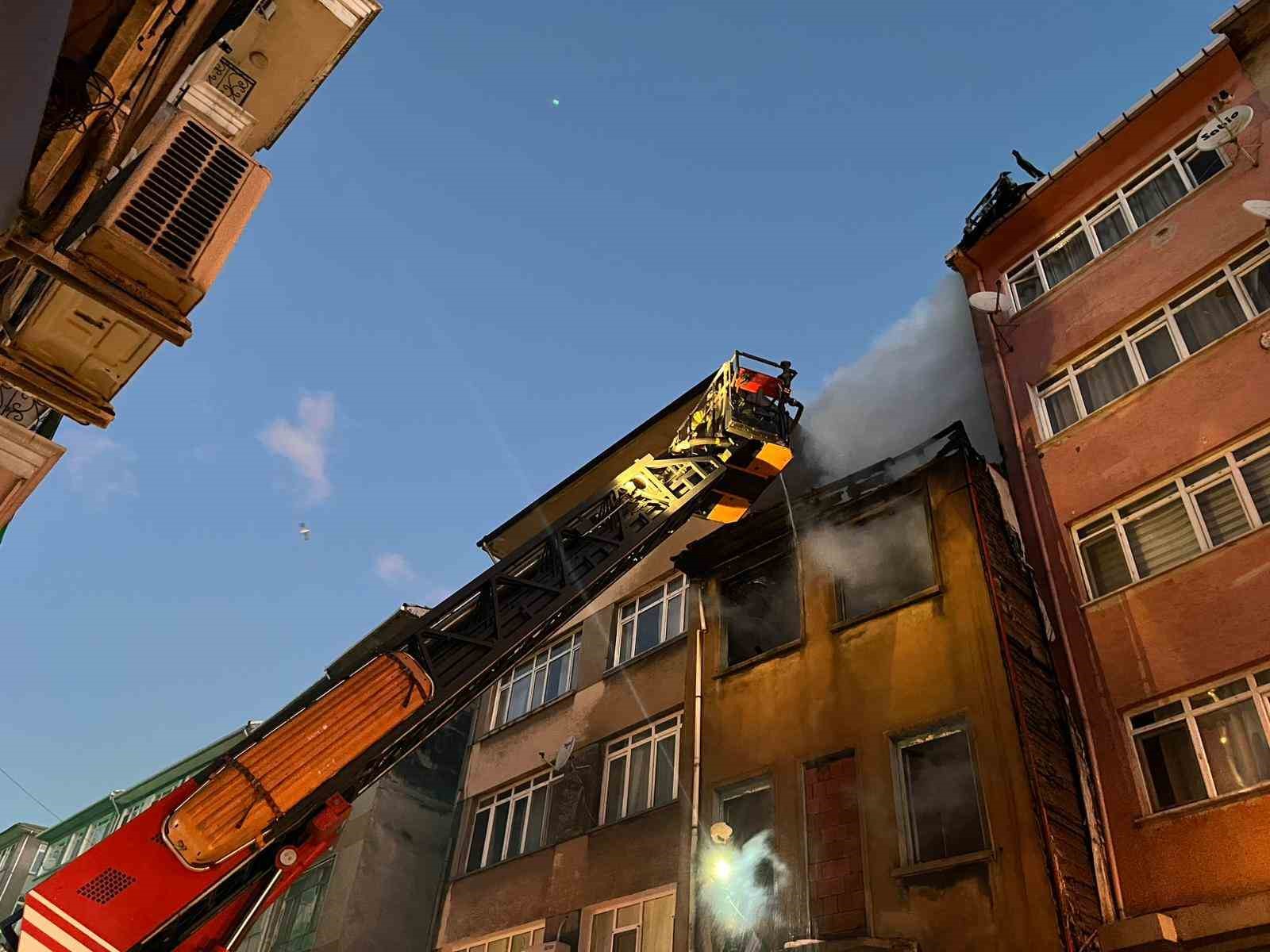 Kadıköy’de metruk binada çıkan yangın korkuttu
