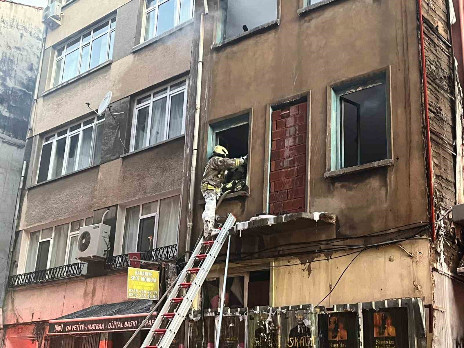 Kadıköy’de metruk binada çıkan yangın korkuttu

