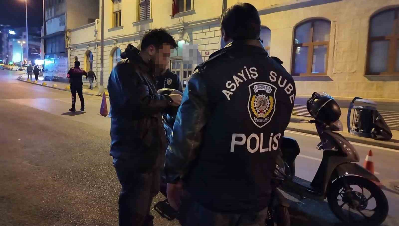 Kadıköy’de polis ekipleri asayiş uygulaması gerçekleştirdi
