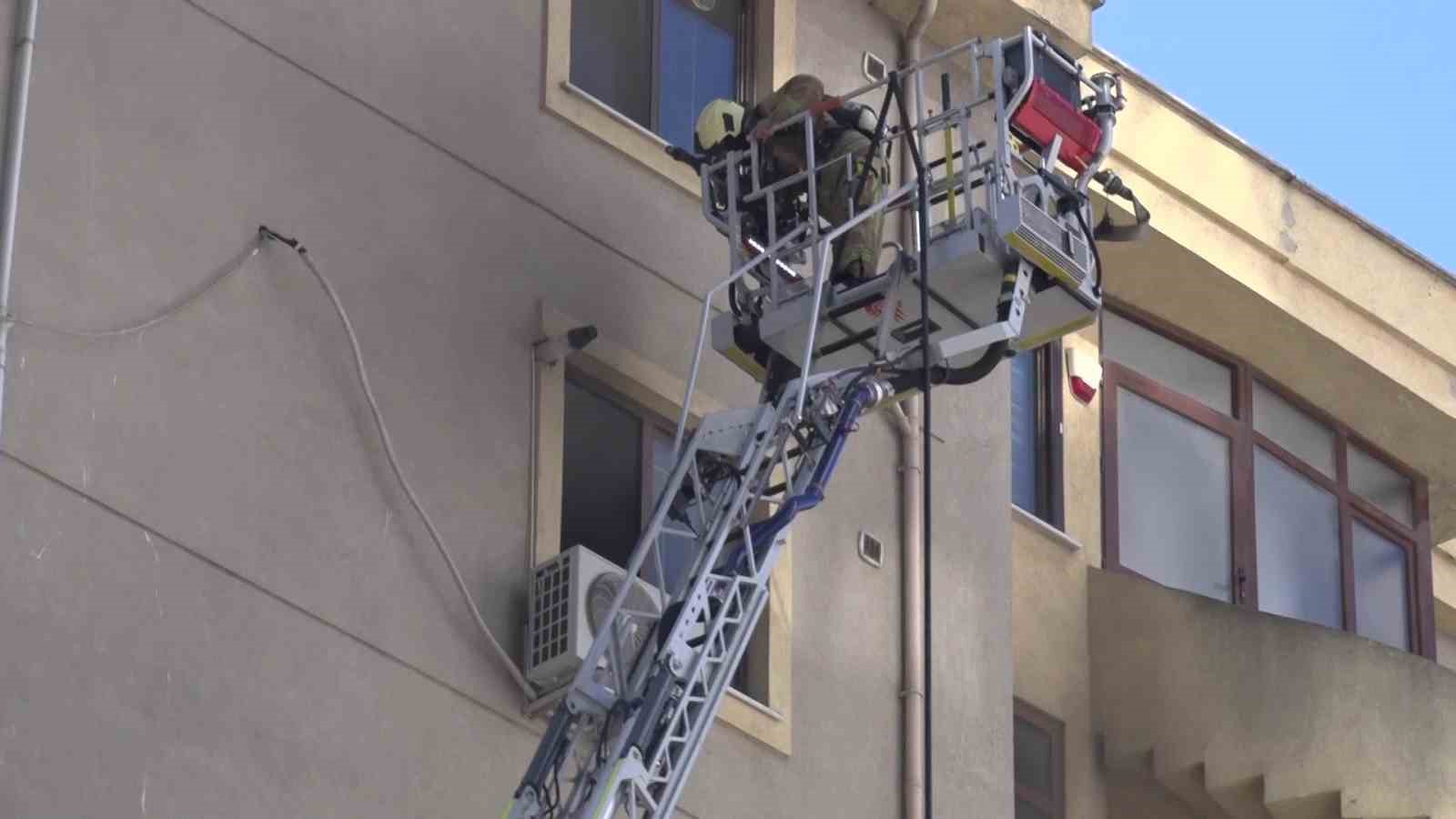 Kadıköy’de yangın paniği: Yaşlı kadın dumandan etkilendi
