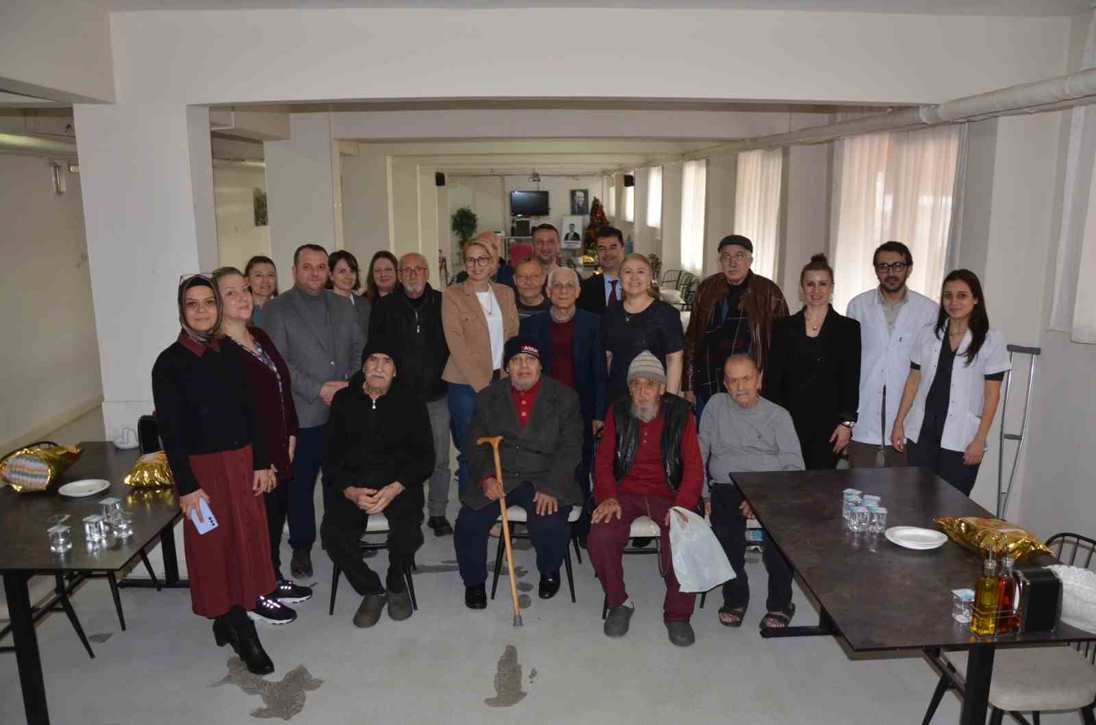 Kadın doktorlardan yaşlılara sıcacık dokunuş
