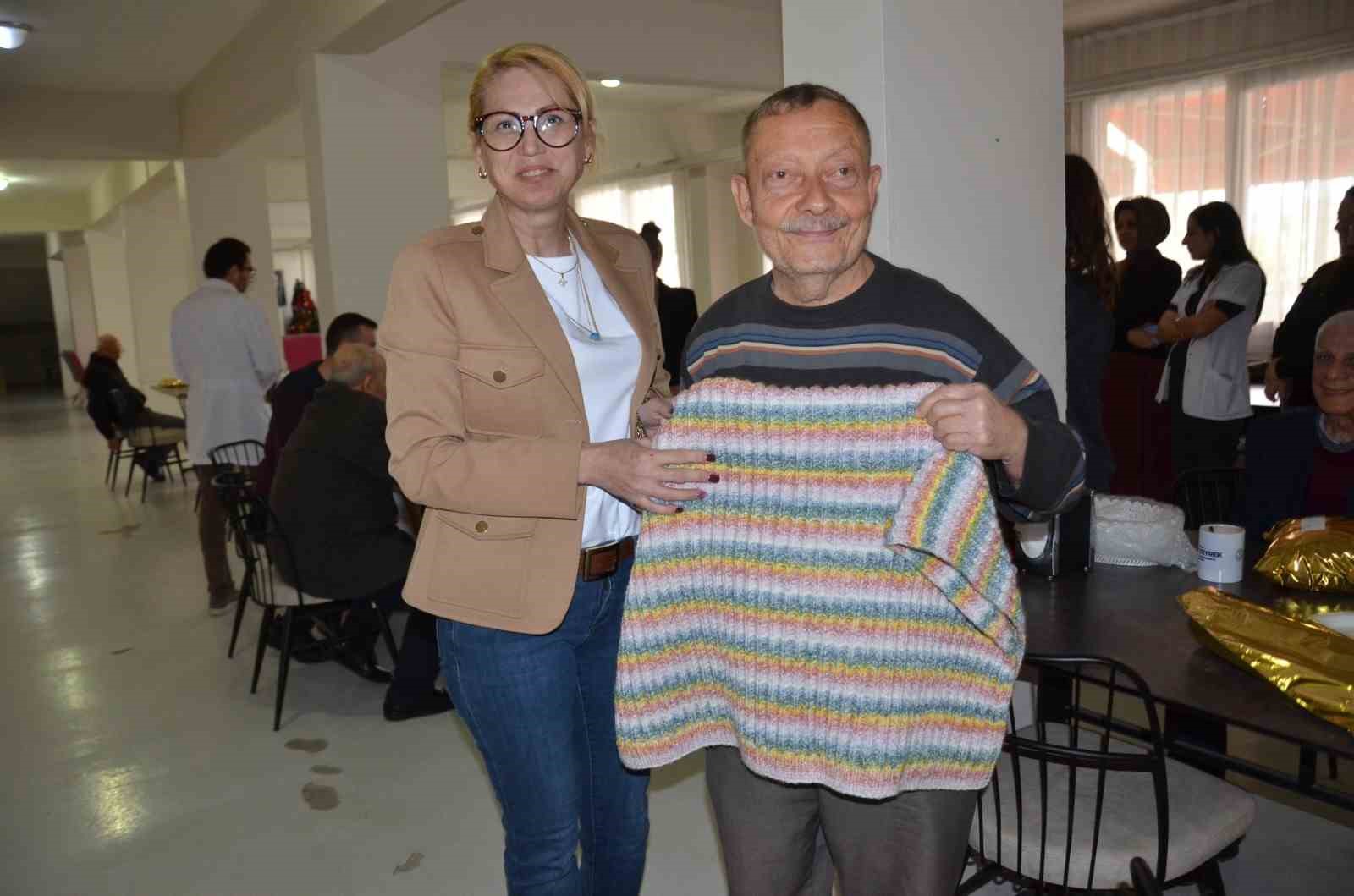 Kadın doktorlardan yaşlılara sıcacık dokunuş
