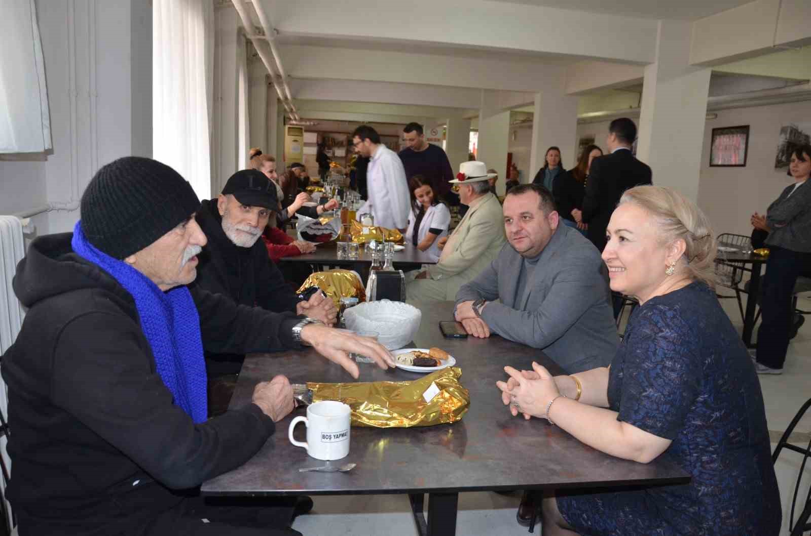 Kadın doktorlardan yaşlılara sıcacık dokunuş
