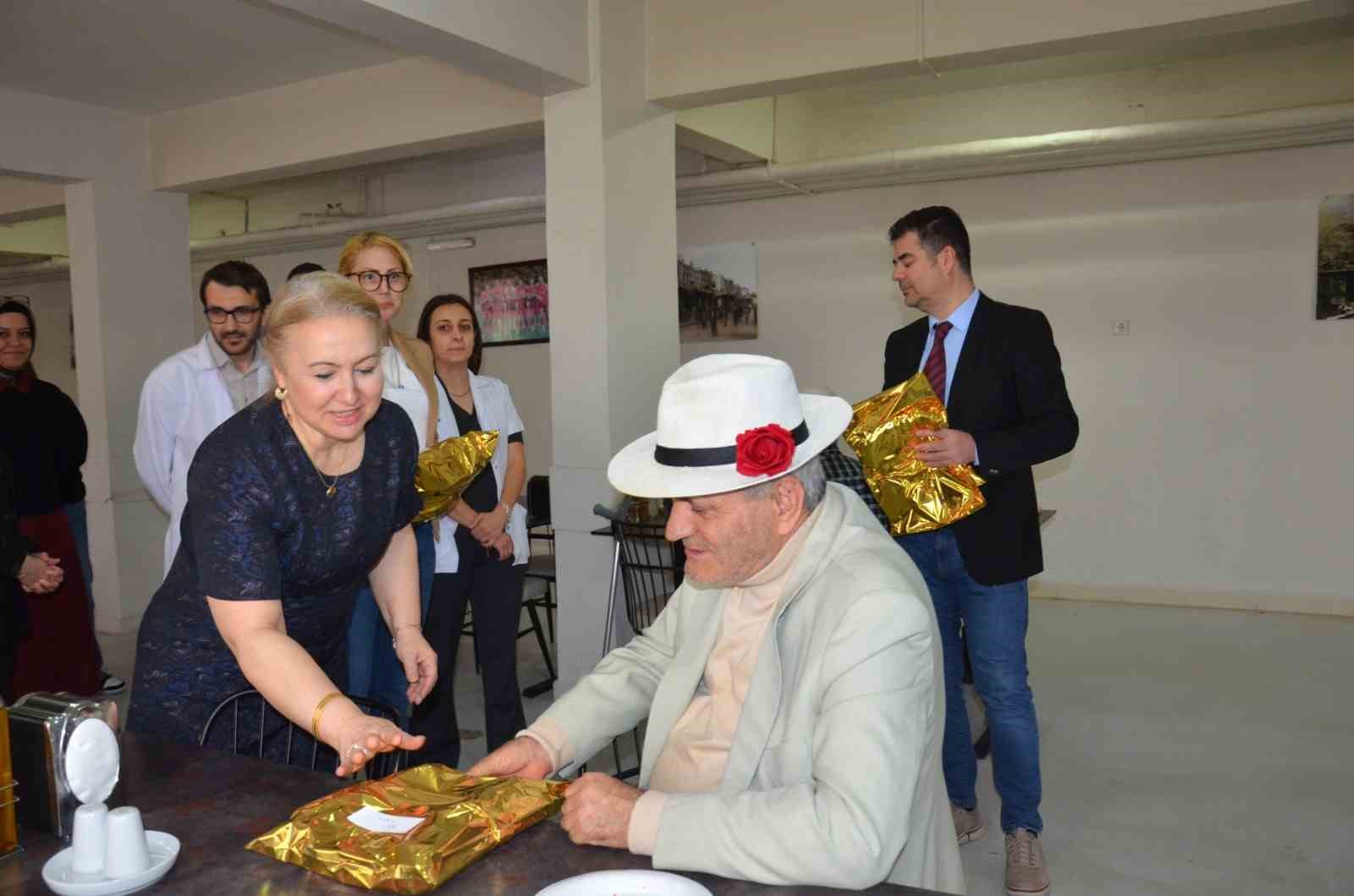 Kadın doktorlardan yaşlılara sıcacık dokunuş
