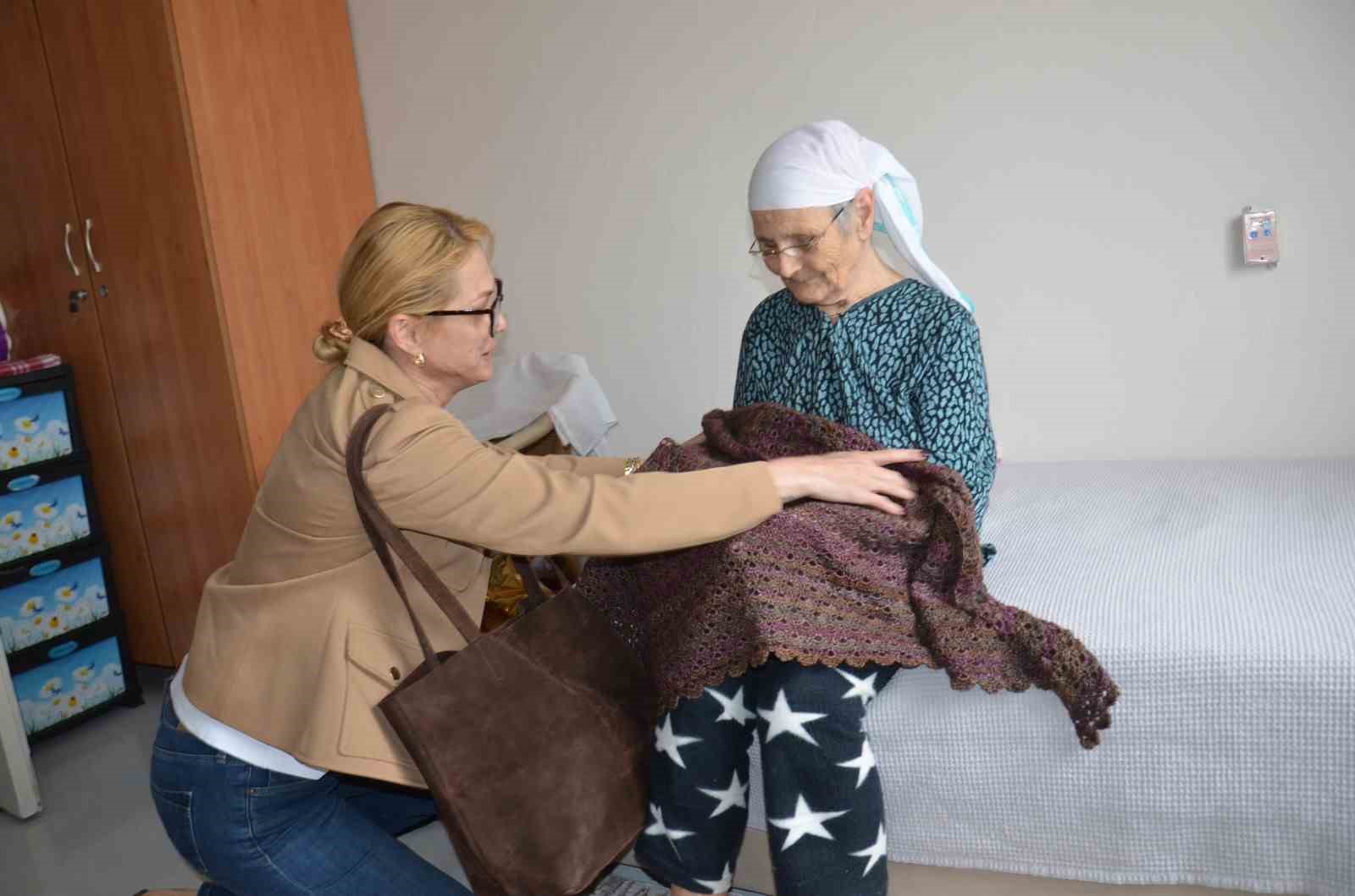 Kadın doktorlardan yaşlılara sıcacık dokunuş
