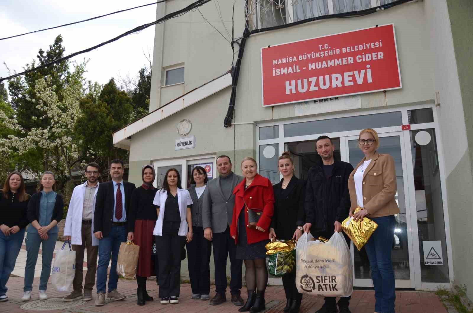 Kadın doktorlardan yaşlılara sıcacık dokunuş
