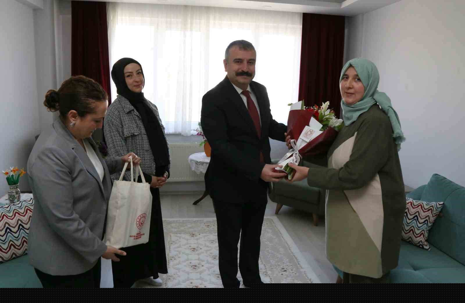 Kadın gaziye ve şehit annesine anlamlı ziyaret
