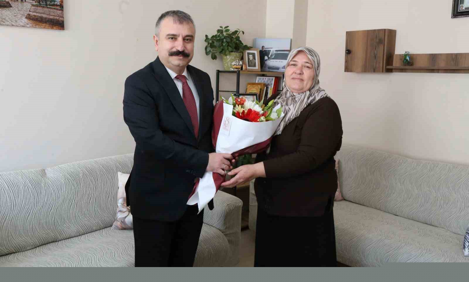 Kadın gaziye ve şehit annesine anlamlı ziyaret
