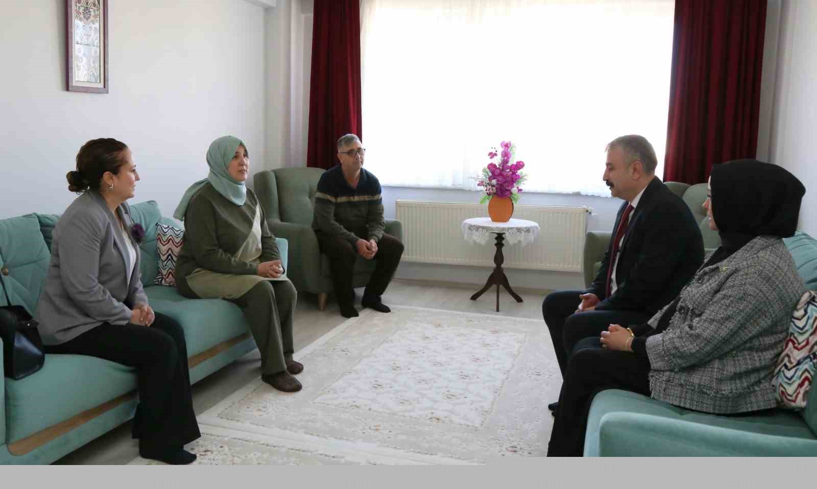 Kadın gaziye ve şehit annesine anlamlı ziyaret
