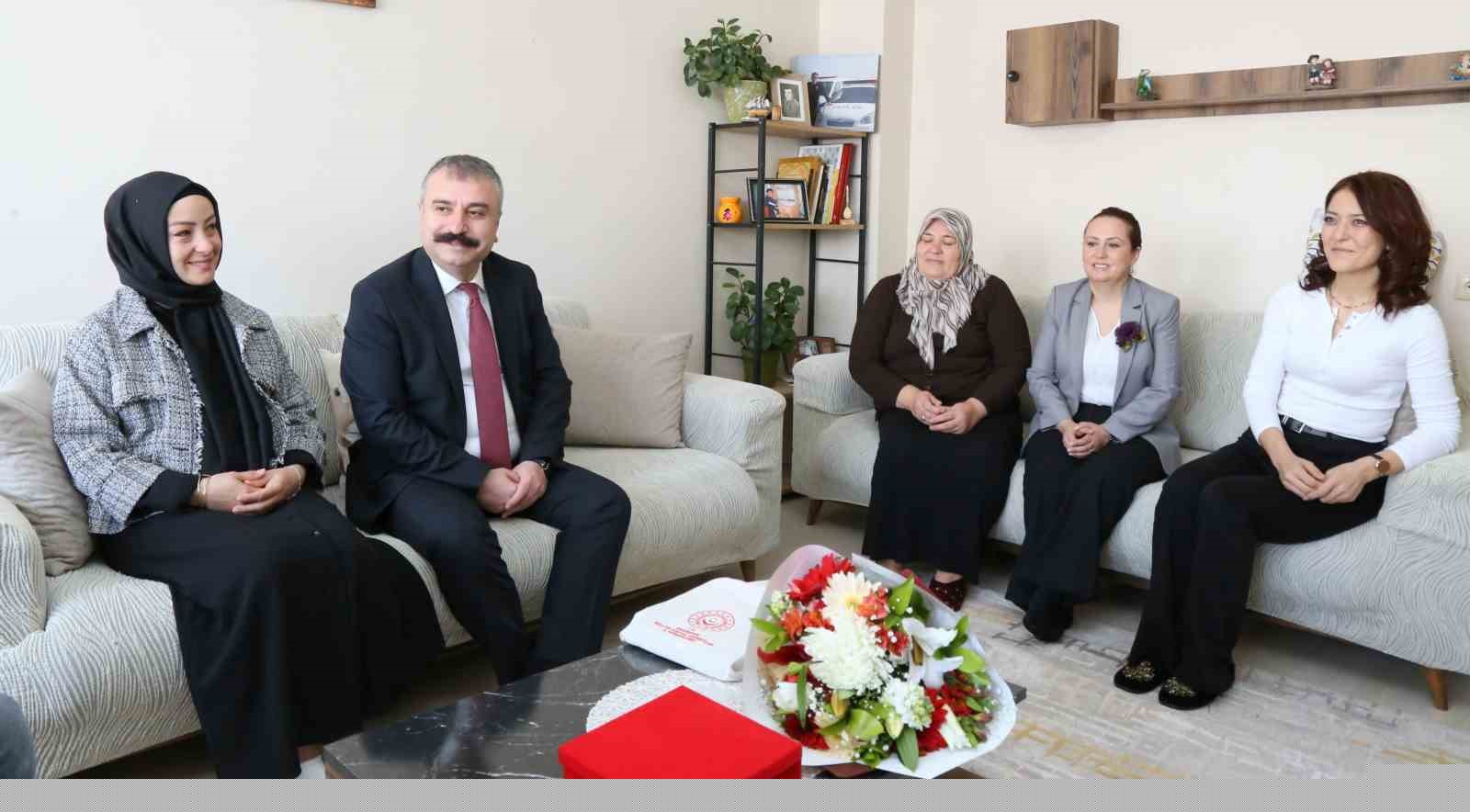 Kadın gaziye ve şehit annesine anlamlı ziyaret
