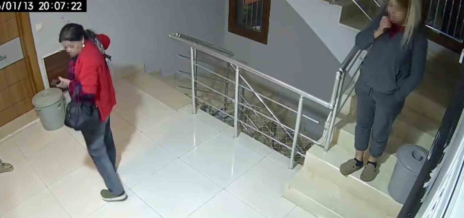 Kadın hırsızlar beğendikleri ayakkabıları böyle çaldı
