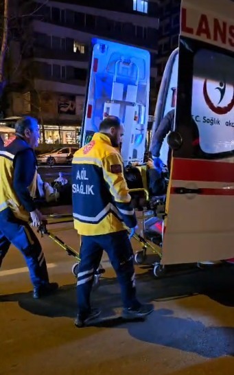 Kadın motosiklet sürücüsü otomobile arkadan çarptı
