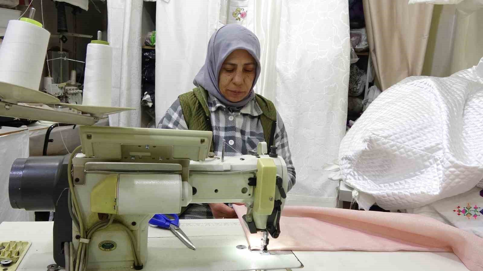 Kadın terzi, veresiye aldığı makinelerle kendi işini kurdu
Kadın terzi, veresiye aldığı makinelerle kendi işini kurdu