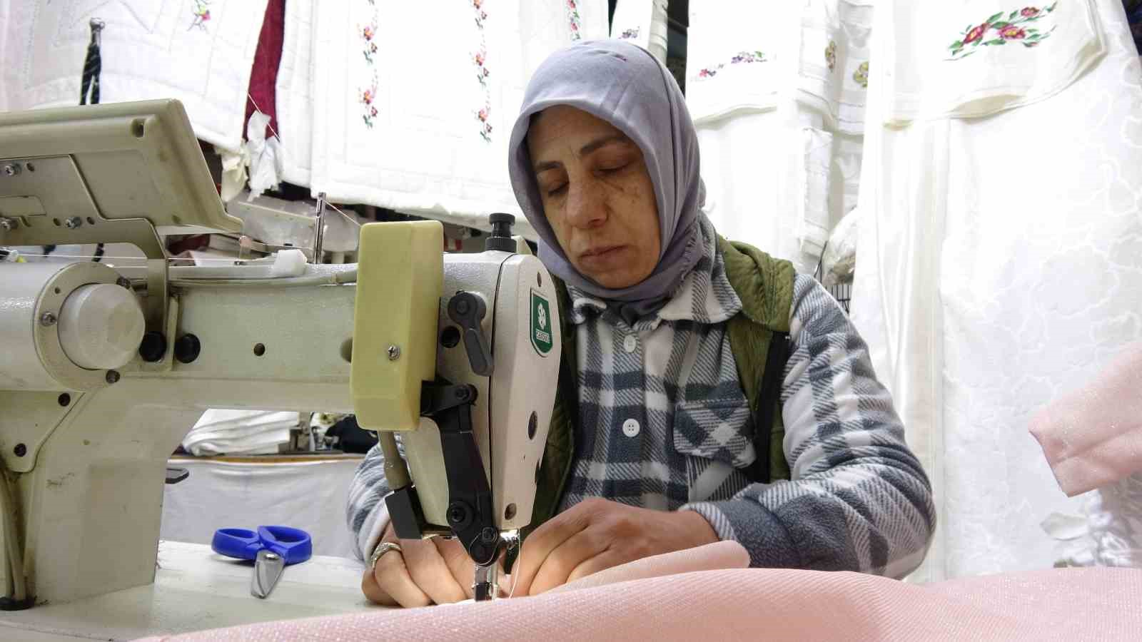 Kadın terzi, veresiye aldığı makinelerle kendi işini kurdu
Kadın terzi, veresiye aldığı makinelerle kendi işini kurdu