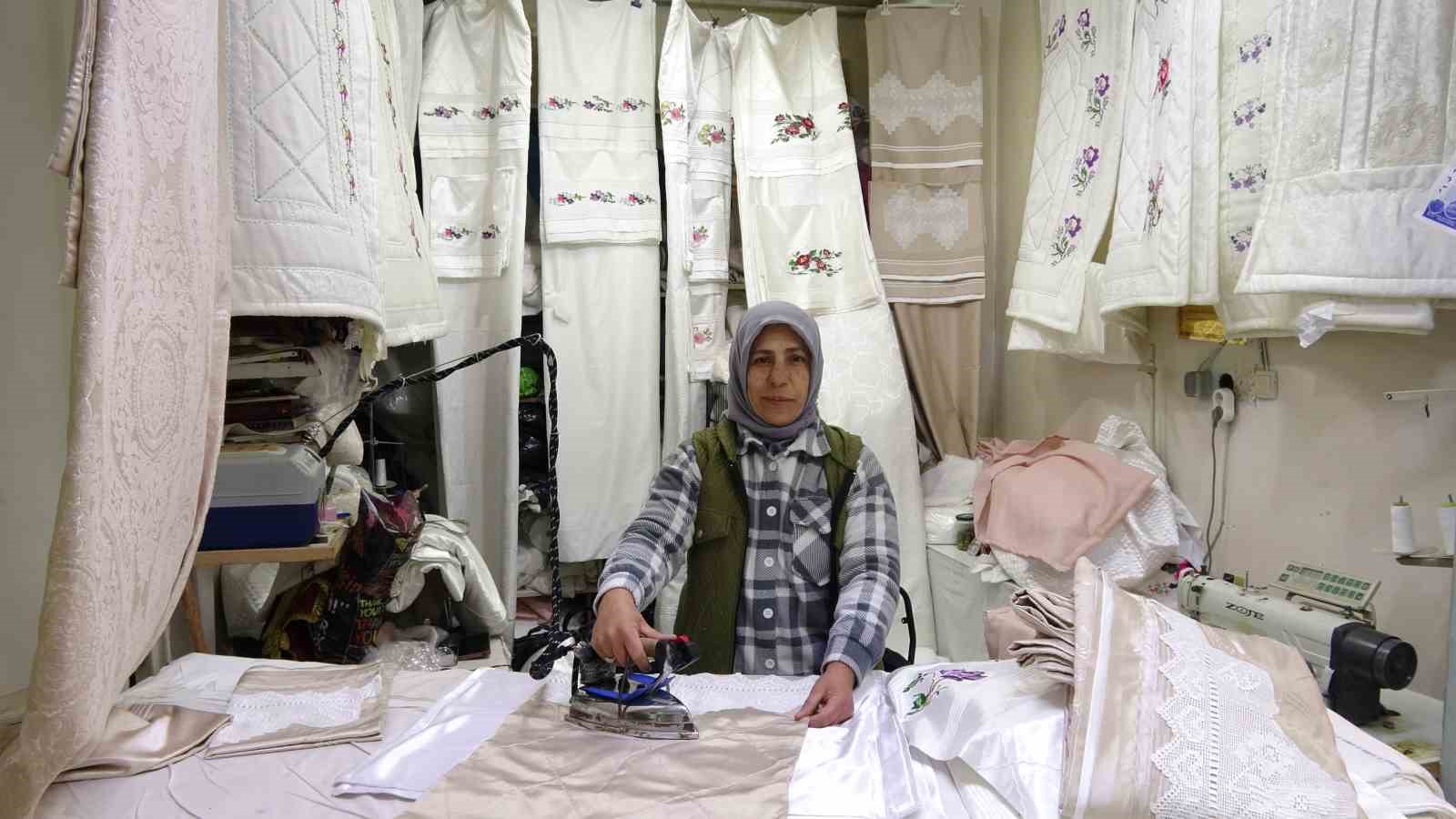 Kadın terzi, veresiye aldığı makinelerle kendi işini kurdu
Kadın terzi, veresiye aldığı makinelerle kendi işini kurdu