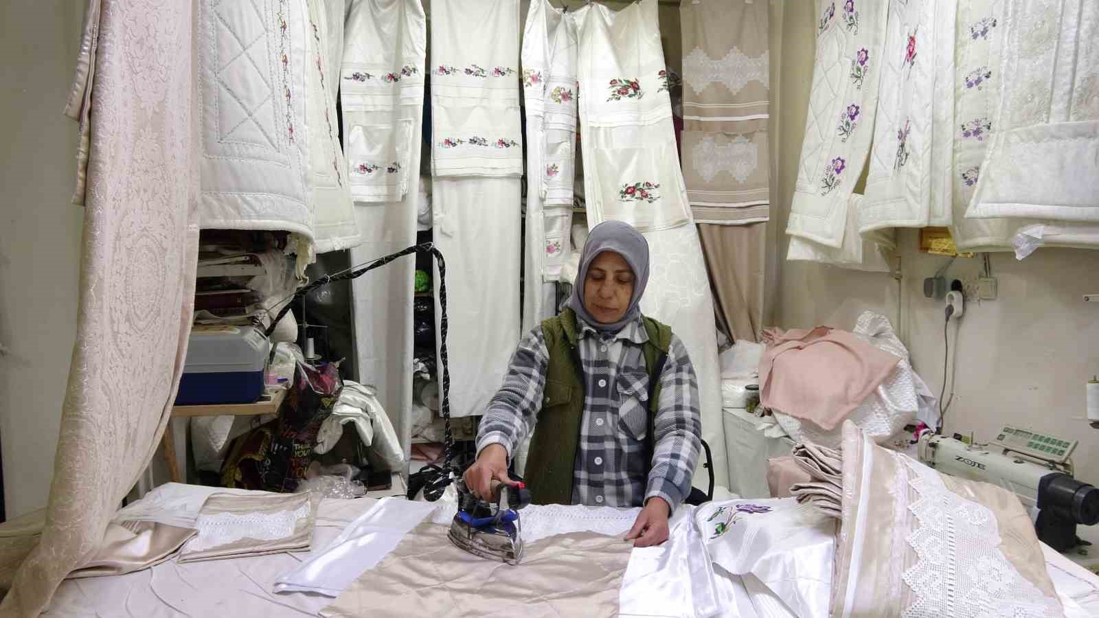 Kadın terzi, veresiye aldığı makinelerle kendi işini kurdu
Kadın terzi, veresiye aldığı makinelerle kendi işini kurdu