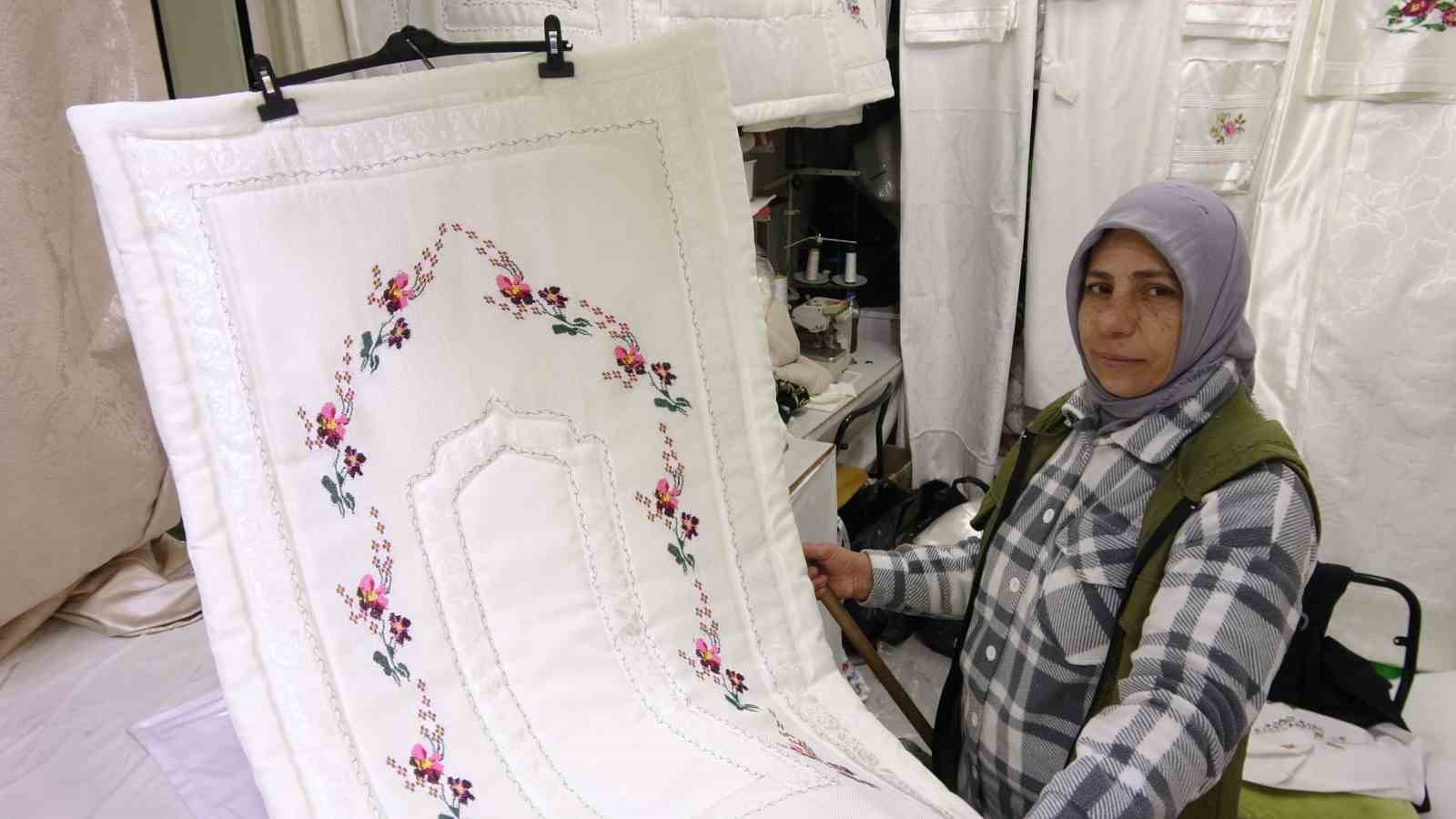 Kadın terzi, veresiye aldığı makinelerle kendi işini kurdu
Kadın terzi, veresiye aldığı makinelerle kendi işini kurdu