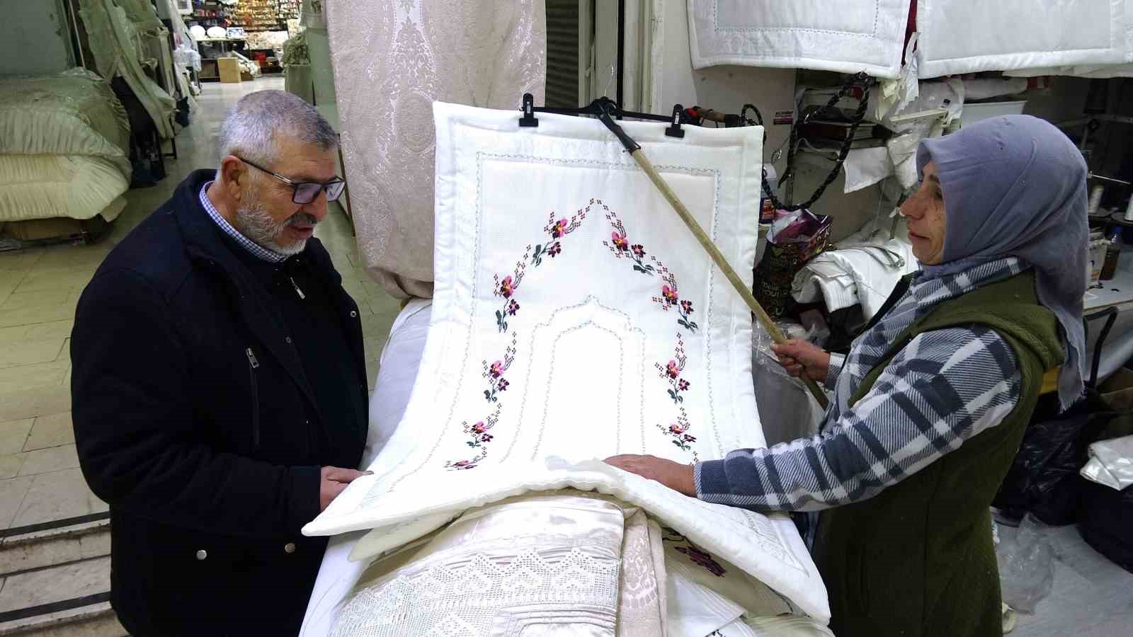 Kadın terzi, veresiye aldığı makinelerle kendi işini kurdu
Kadın terzi, veresiye aldığı makinelerle kendi işini kurdu