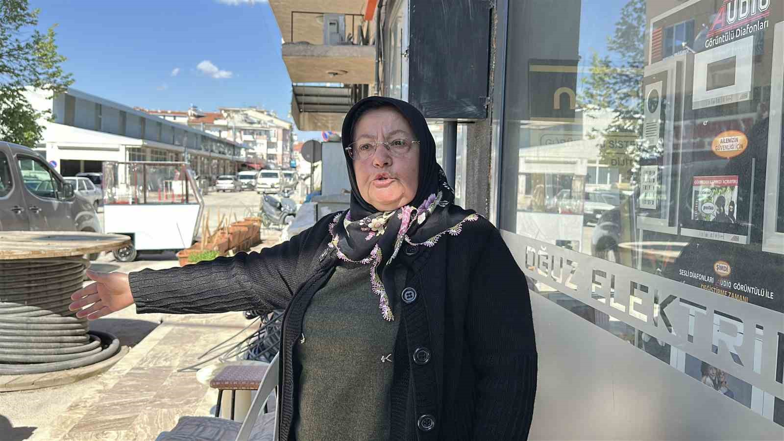 Kadının kapıda unuttuğu çantadaki altın ve paraları çaldılar
