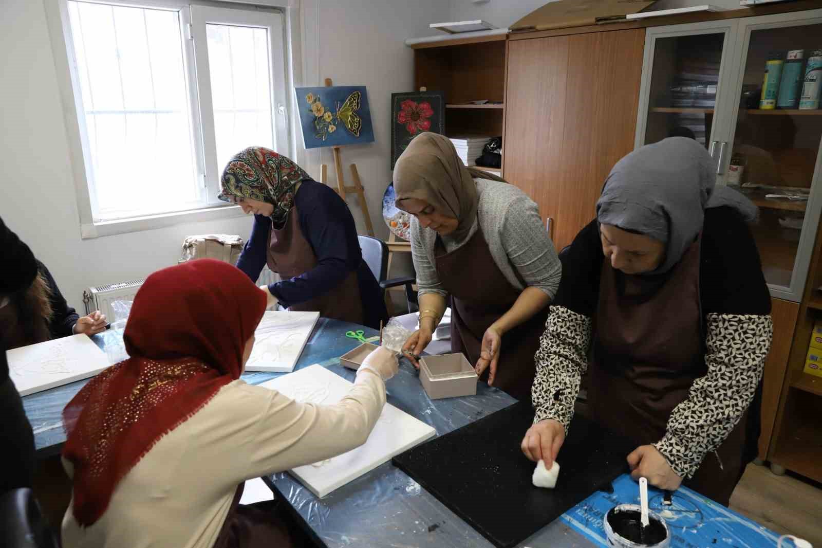 Kadınlar atölyede hem üretiyor hem dayanışmayı büyütüyor
Kadınlar atölyede hem üretiyor hem dayanışmayı büyütüyor